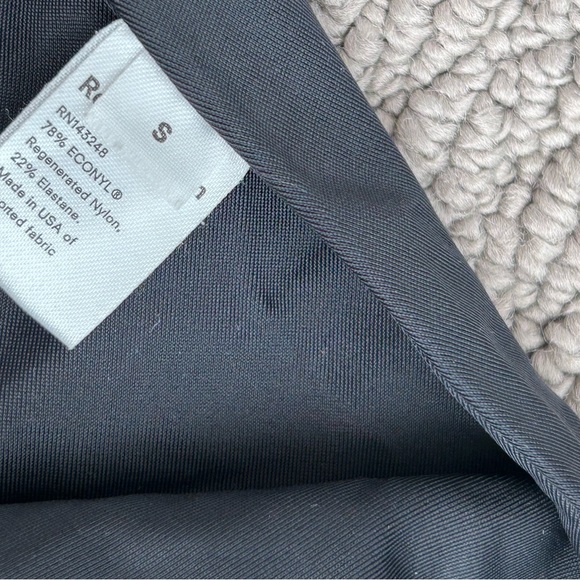 Reformation Hermosa Bikini Top
Small
Black
Front Tie
Adjustable
Classic
Beach - Picture 5 of 7